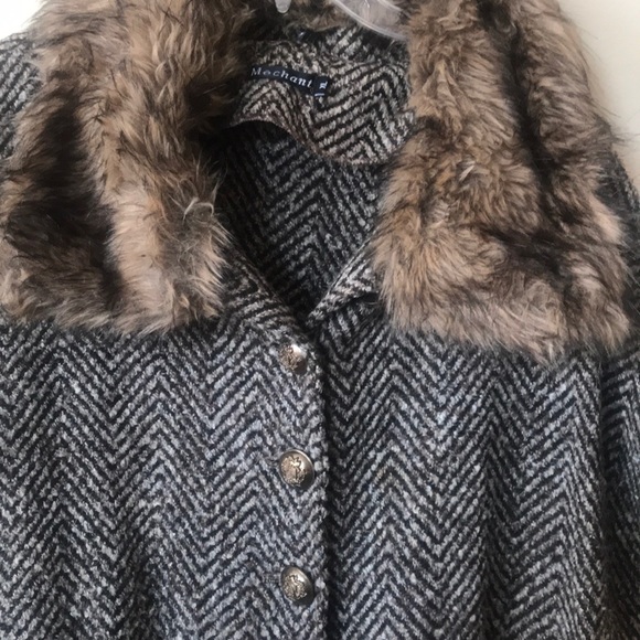 Cape Tweed with faux fur collar - Picture 3 of 4